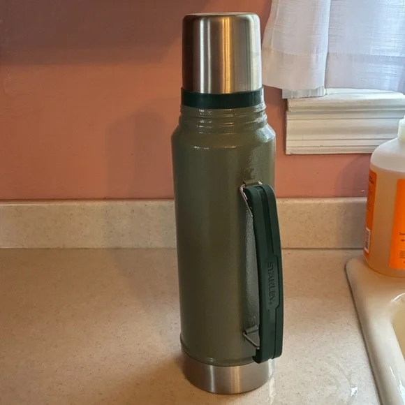 Stanley Classic Legendary Vacuum Bottle - Picture 2 of 4